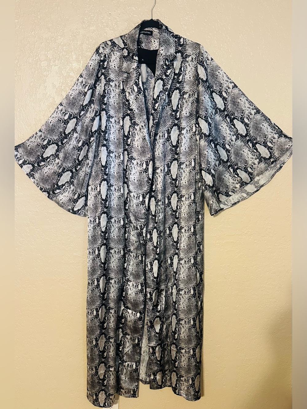 Black & White Snake Print Reptile-Themed Kimono- self tie